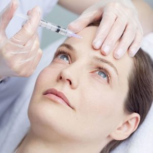 tratamiento toxina botulinica botox mujer inyecccion facial