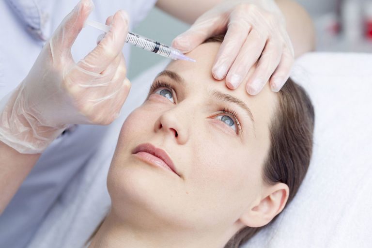 tratamiento toxina botulinica botox mujer inyecccion facial